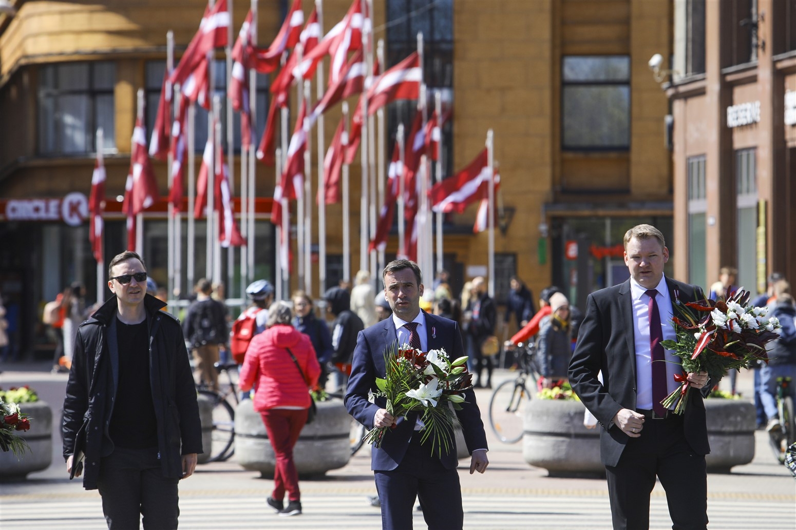Rīgas domes vadība noliek ziedus pie brīvības pieminekļa