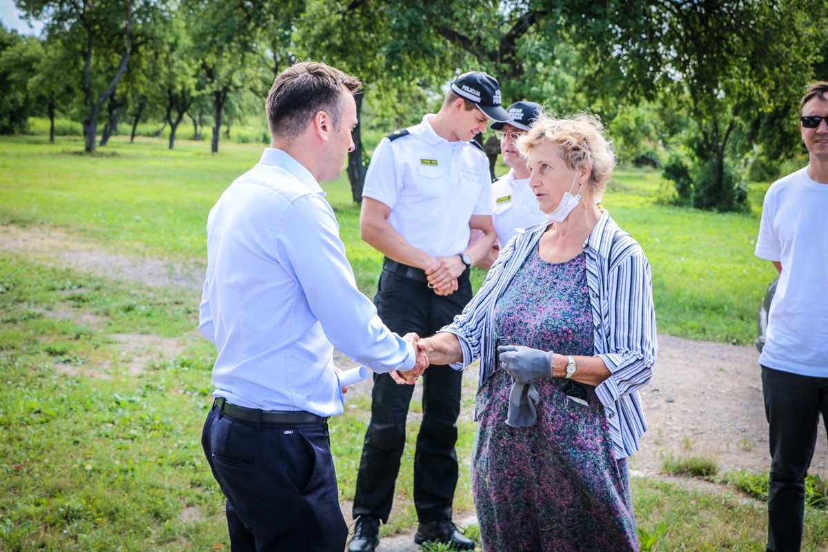 Rīgas domes amatpersonas un apkaimes biedrību pārstāvji kopīgā darba sanāksmē iepazinās ar Lucavsalas mazdārziņu teritoriju