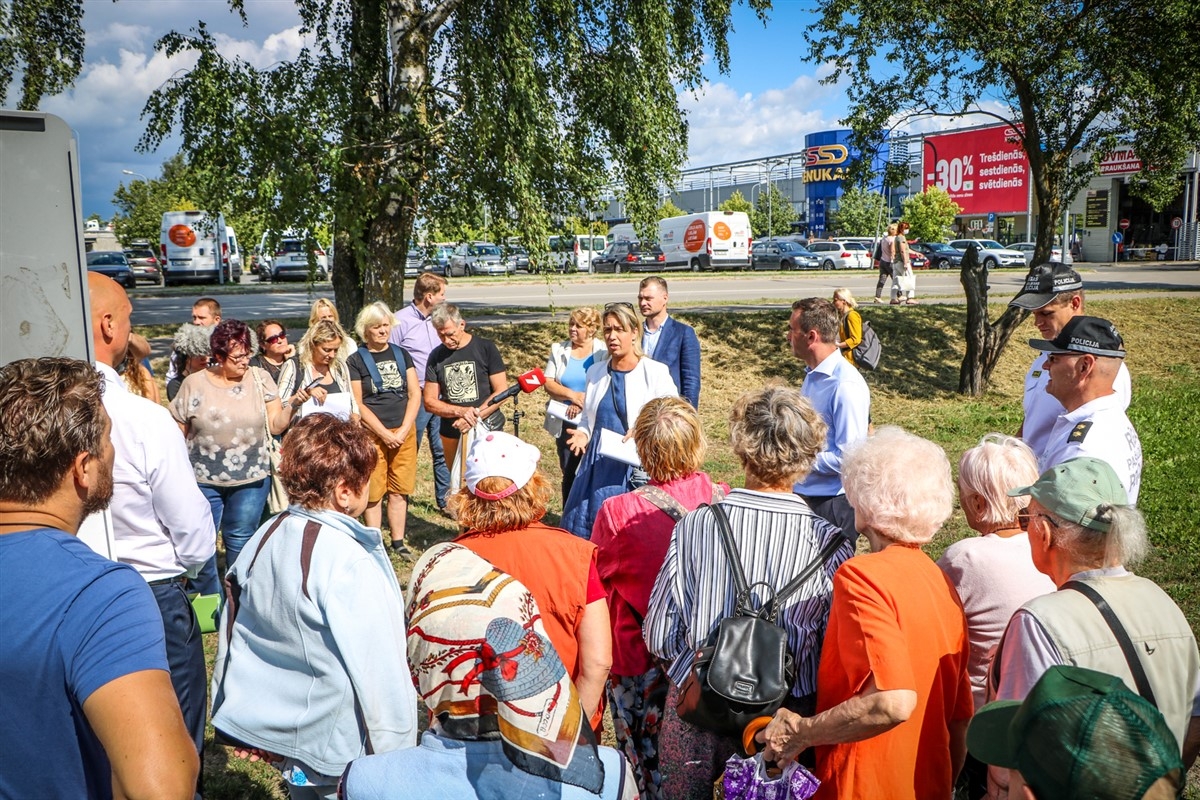 Rīgas domes amatpersonas un apkaimes biedrību pārstāvji kopīgā darba sanāksmē iepazinās ar Lucavsalas mazdārziņu teritoriju