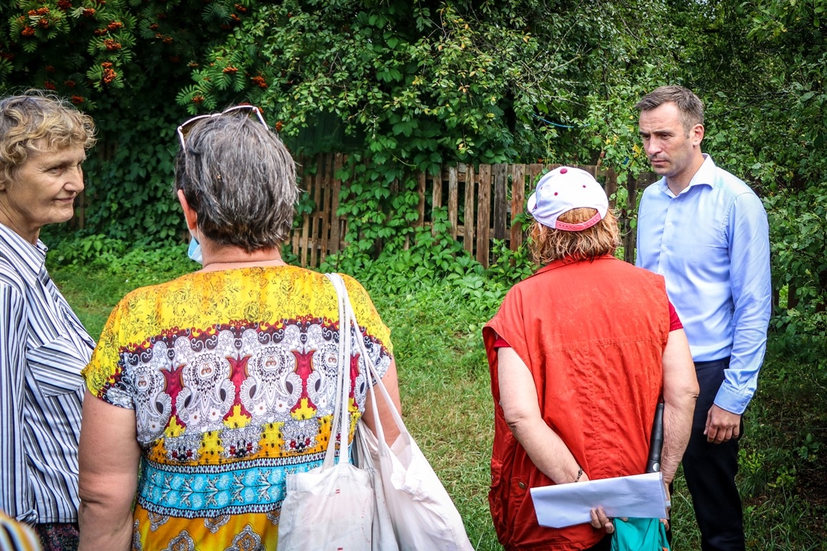 Rīgas domes amatpersonas un apkaimes biedrību pārstāvji kopīgā darba sanāksmē iepazinās ar Lucavsalas mazdārziņu teritoriju