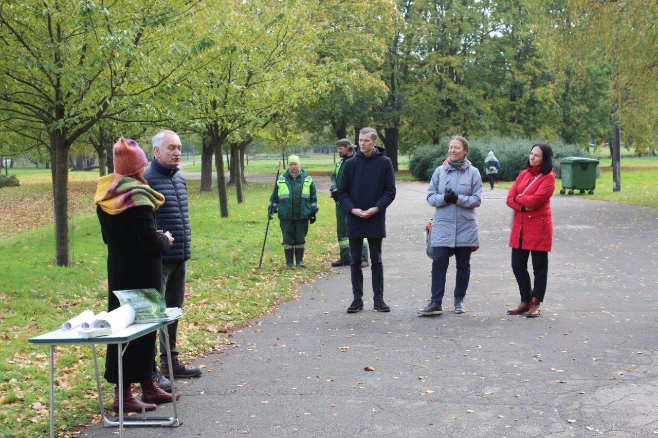 Uzvaras parkā iesēts pirmais kvadrātmetrs urbānās pļavas 