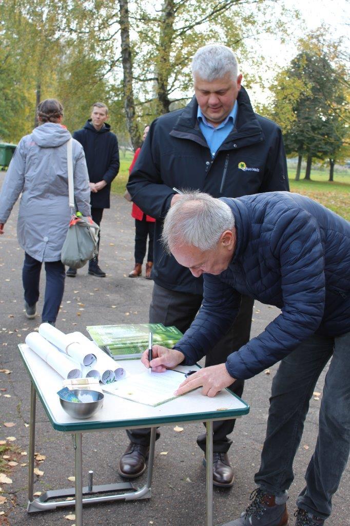 Uzvaras parkā iesēts pirmais kvadrātmetrs urbānās pļavas 