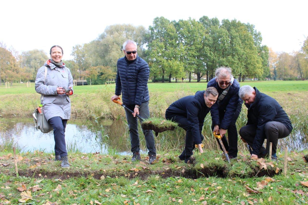 Uzvaras parkā iesēts pirmais kvadrātmetrs urbānās pļavas 