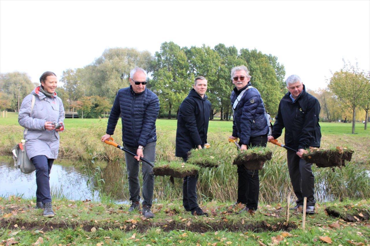 Uzvaras parkā iesēts pirmais kvadrātmetrs urbānās pļavas 