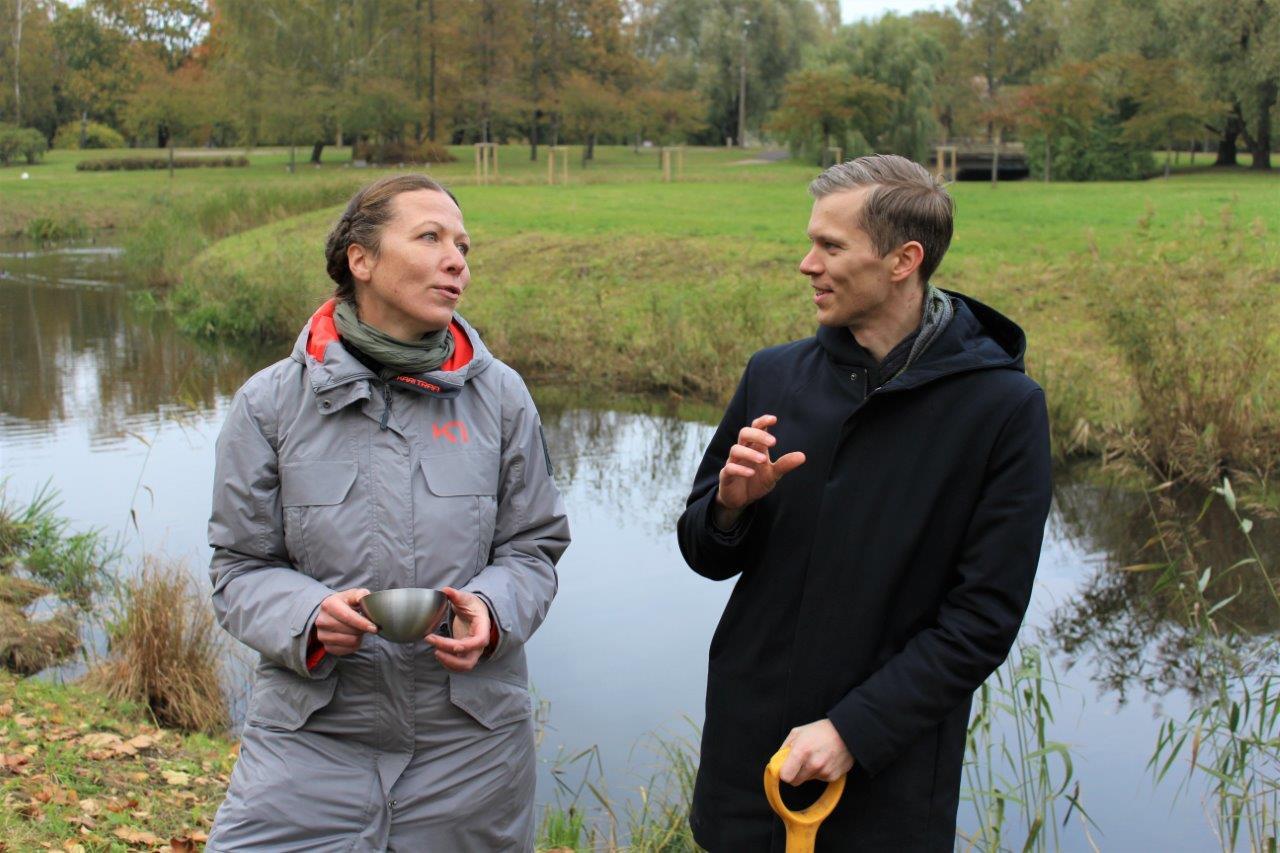 Uzvaras parkā iesēts pirmais kvadrātmetrs urbānās pļavas 