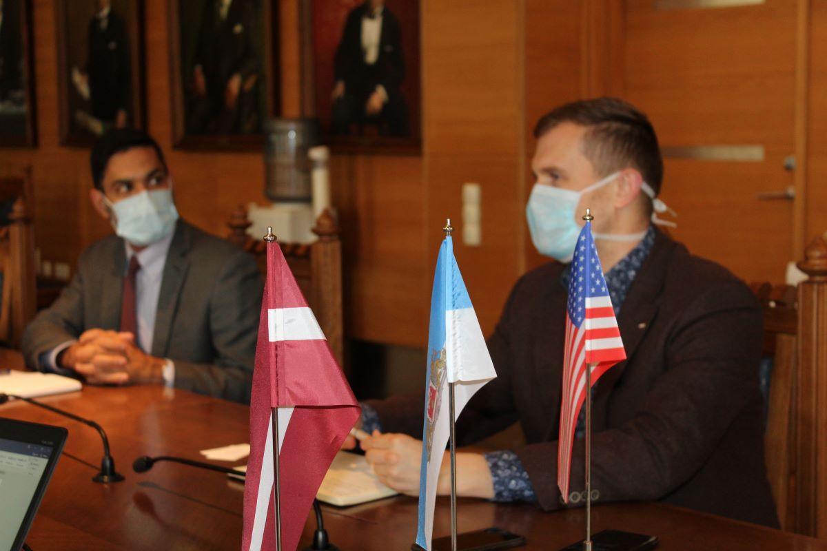 ASV vēstniecība Latvijā dalās pieredzē ar Rīgas domi korupcijas novēršanas jautājumos