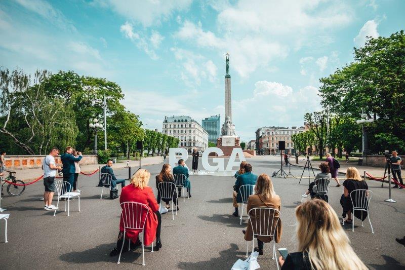 Uzraksts Rīga pie Brīvības pieminekļa