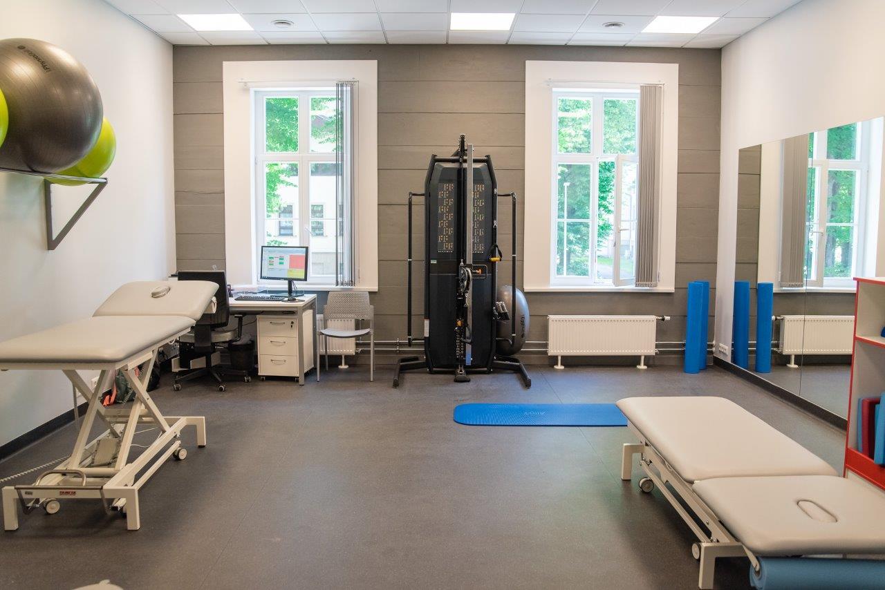 Rehabilitācijas klīnikas telpa ar speciālo aparatūru