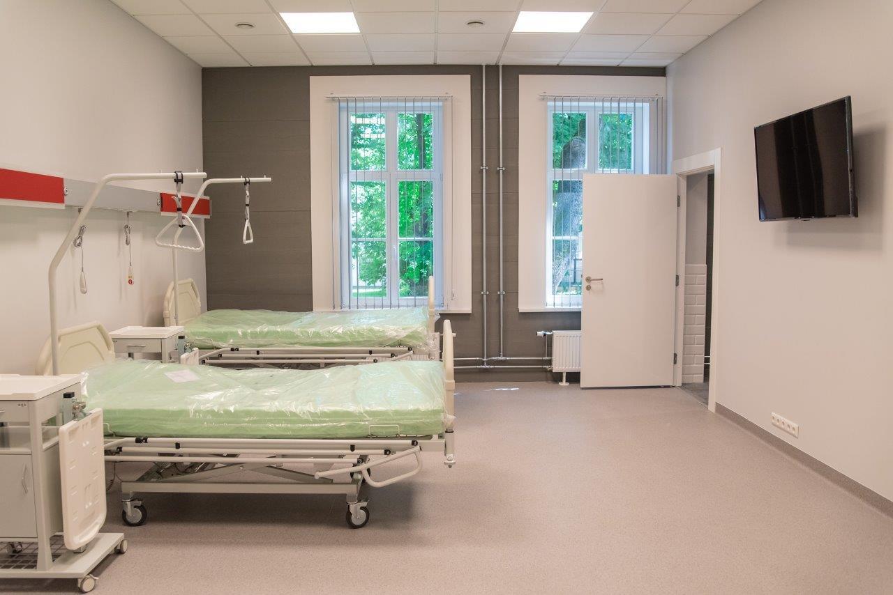 Rehabilitācijas klīnikas telpa ar gultām