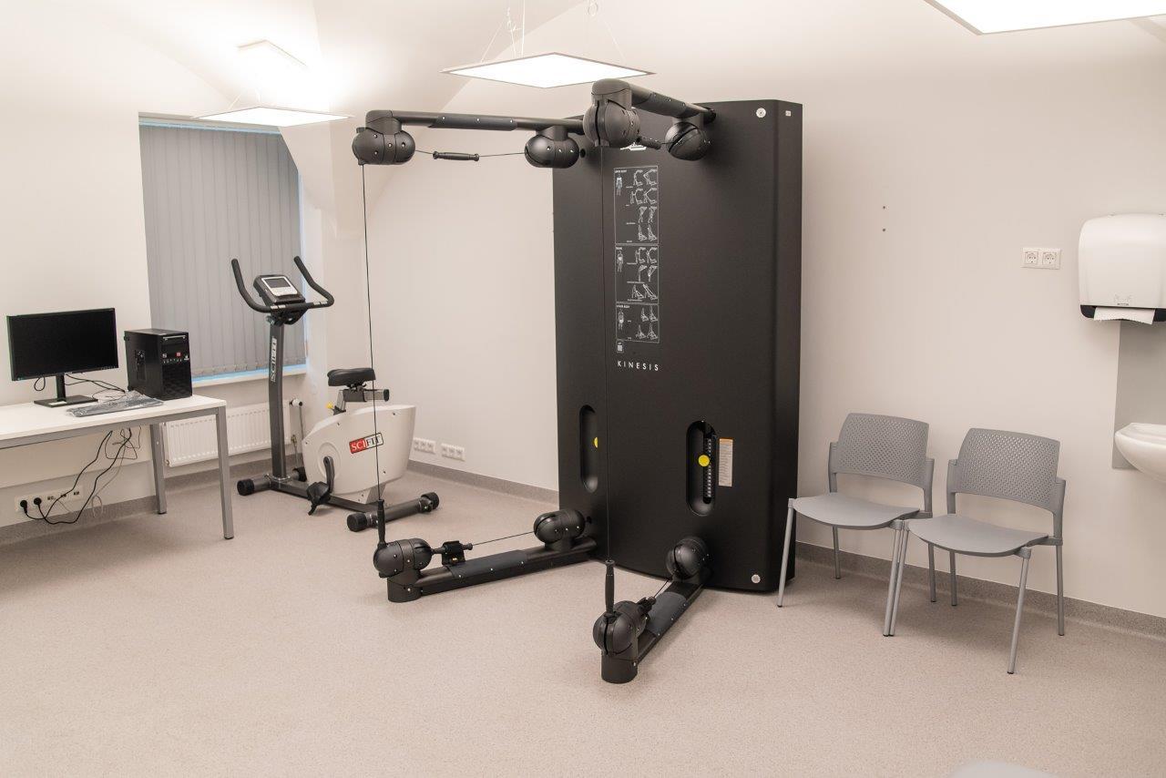 Rehabilitācijas klīnikas telpa ar speciālo tehniku