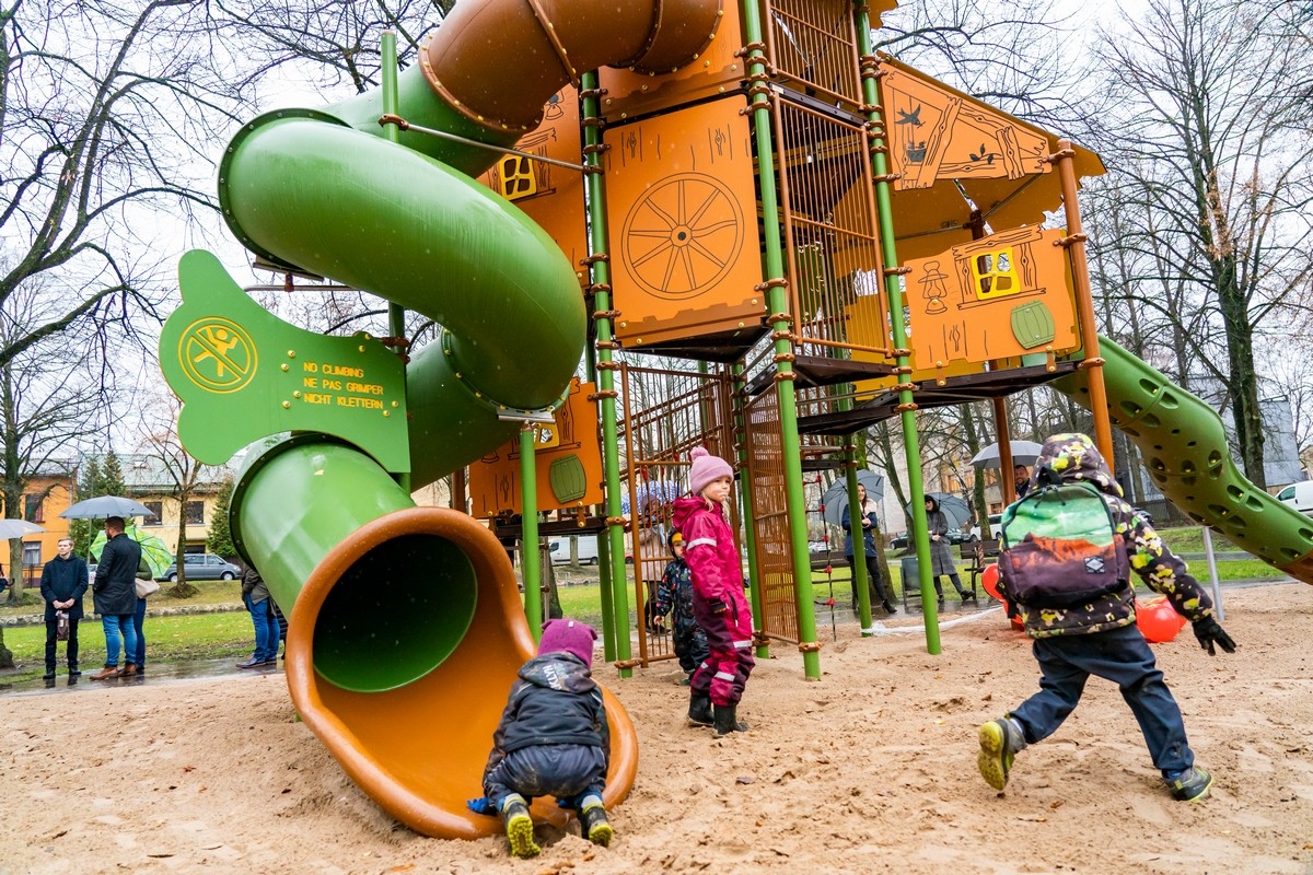 Bērni skraida rotaļu laukumā