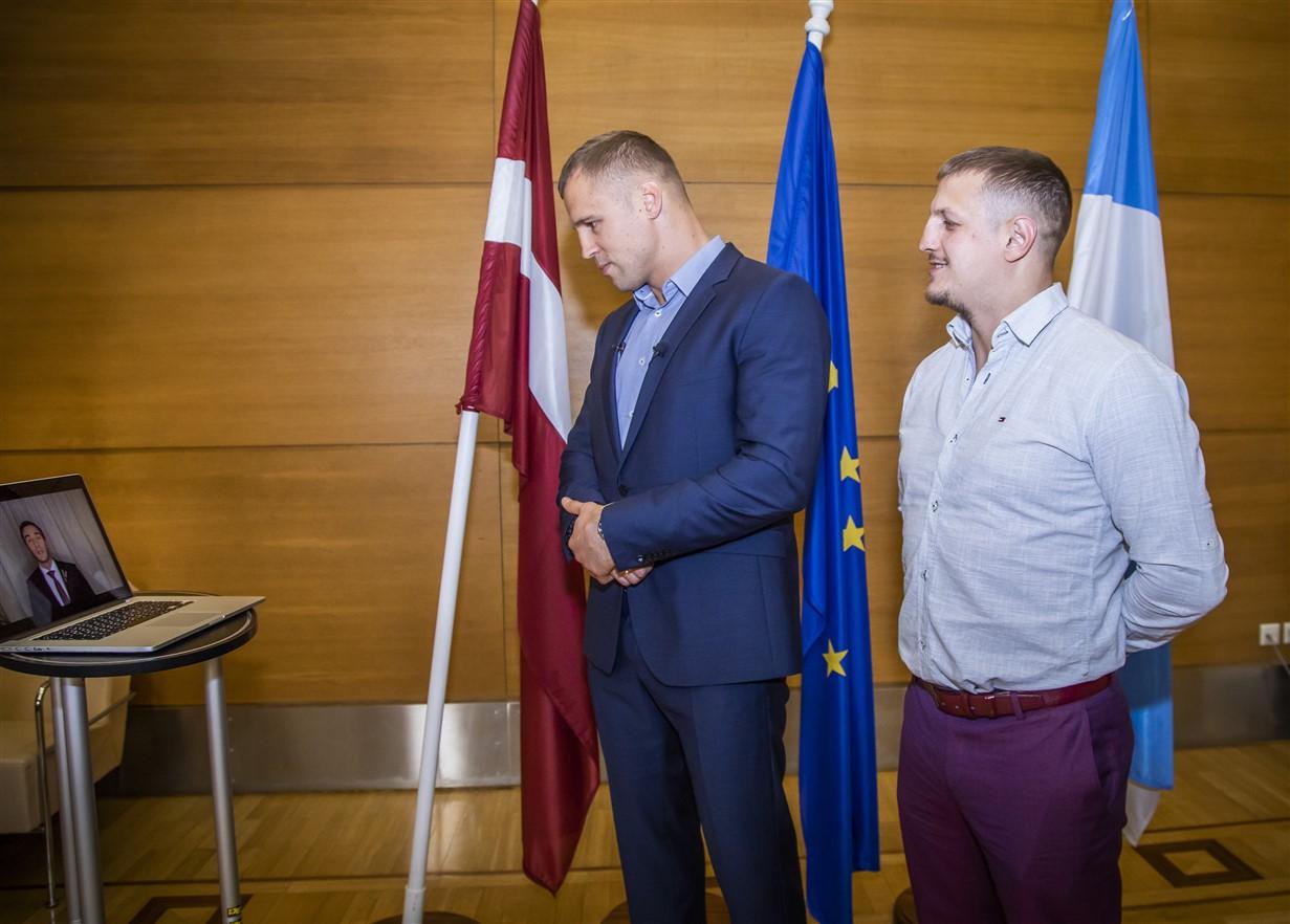 Mairis Briedis skatās Mārtiņa Staķa uzrunu tiešraidē