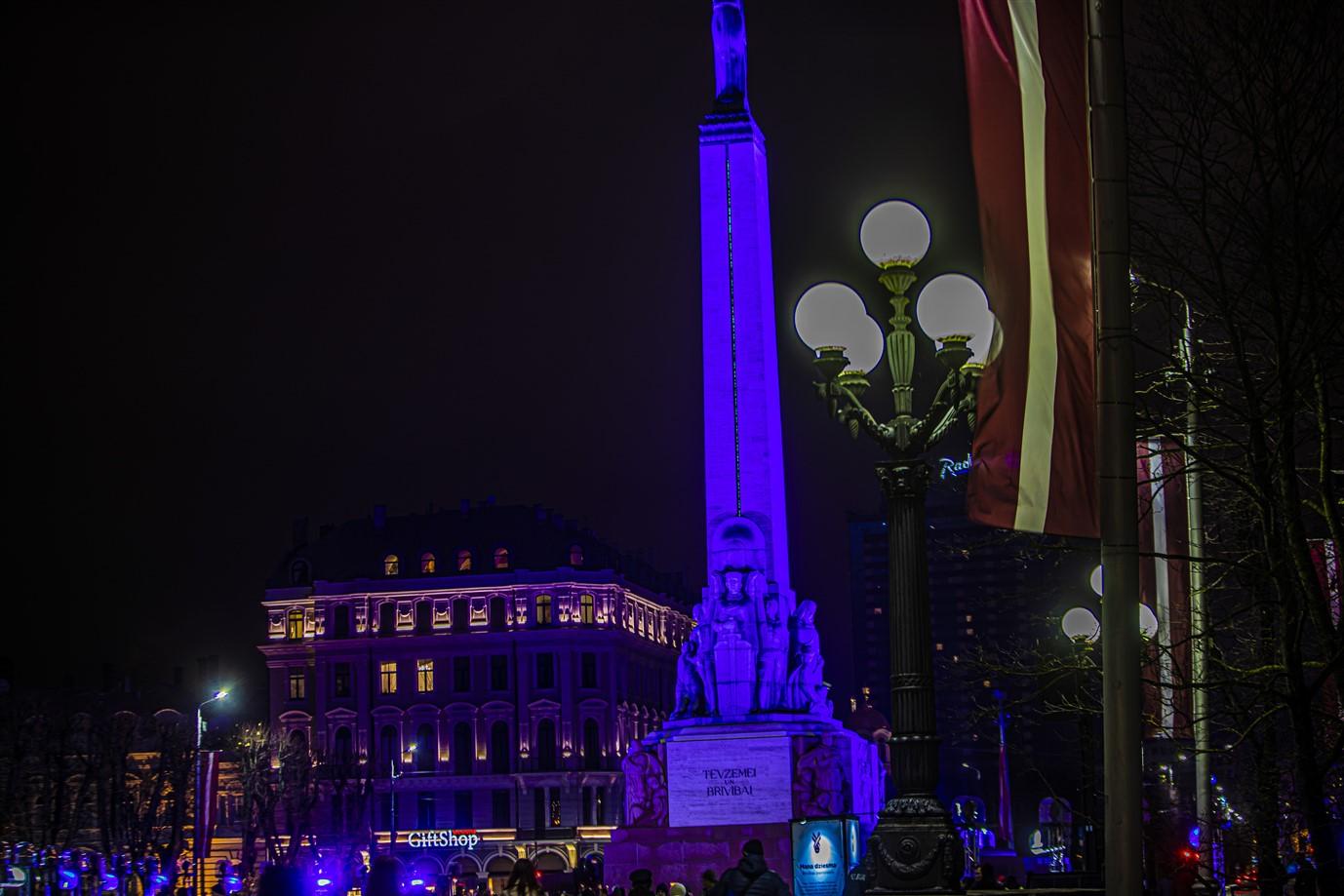 Izgaismots Brīvības piemineklis