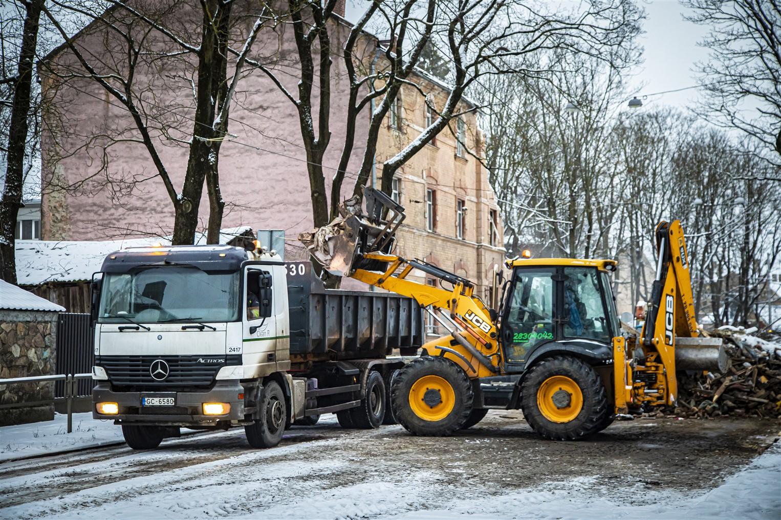 Pašvaldība nodrošina sprādzienā cietušās ēkas Melnsila sakopšanu un iedzīvotāju mantu iznešanu