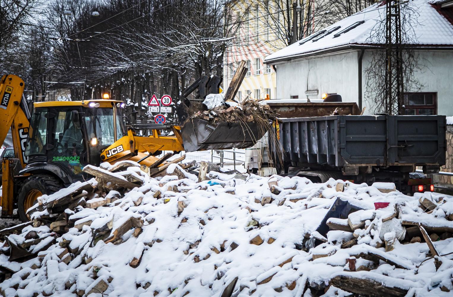 Pašvaldība nodrošina sprādzienā cietušās ēkas Melnsila sakopšanu un iedzīvotāju mantu iznešanu