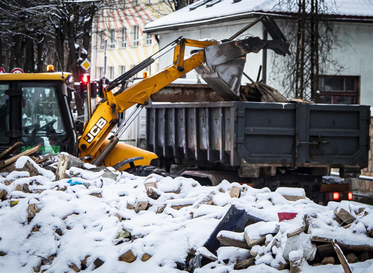 Pašvaldība nodrošina sprādzienā cietušās ēkas Melnsila sakopšanu un iedzīvotāju mantu iznešanu