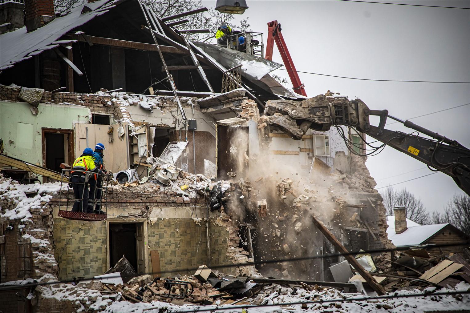 Pašvaldība nodrošina sprādzienā cietušās ēkas Melnsila sakopšanu un iedzīvotāju mantu iznešanu