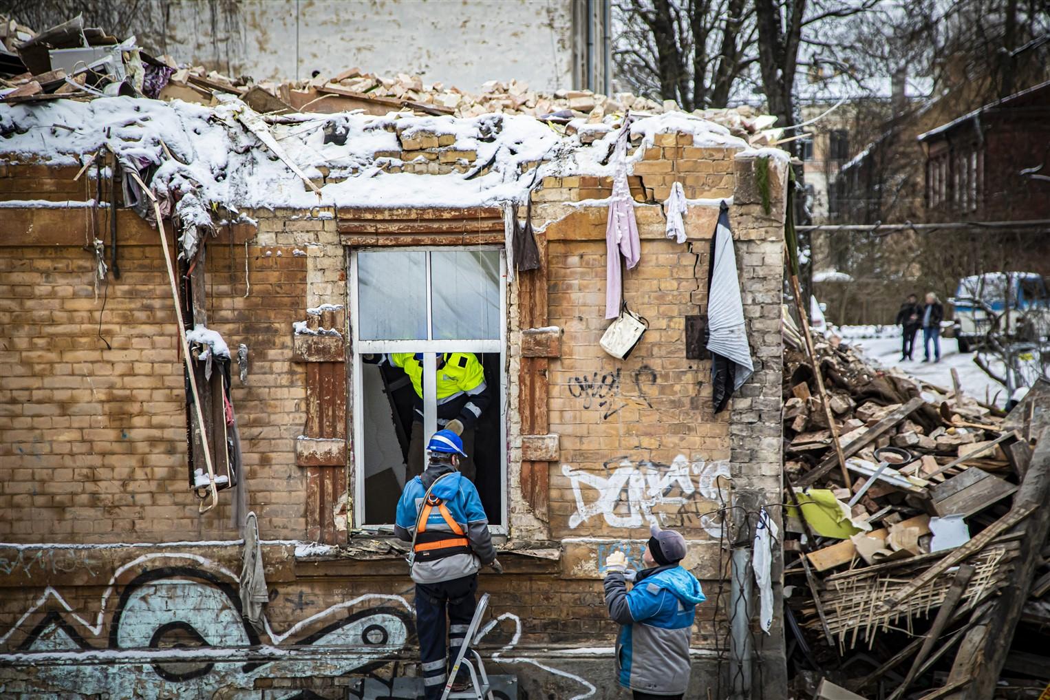 Pašvaldība nodrošina sprādzienā cietušās ēkas Melnsila sakopšanu un iedzīvotāju mantu iznešanu