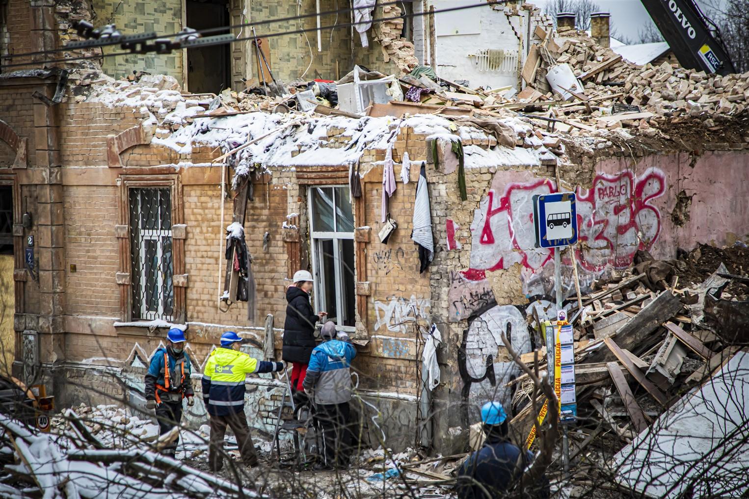 Pašvaldība nodrošina sprādzienā cietušās ēkas Melnsila sakopšanu un iedzīvotāju mantu iznešanu