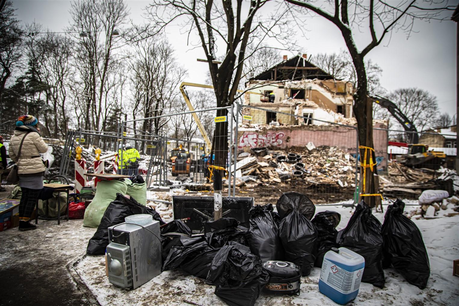 Pašvaldība nodrošina sprādzienā cietušās ēkas Melnsila sakopšanu un iedzīvotāju mantu iznešanu