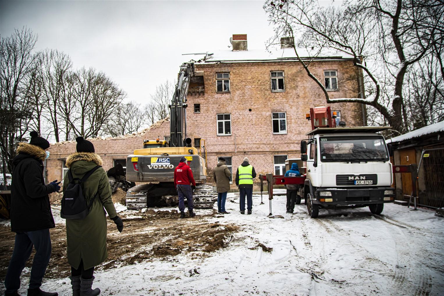 Pašvaldība nodrošina sprādzienā cietušās ēkas Melnsila sakopšanu un iedzīvotāju mantu iznešanu