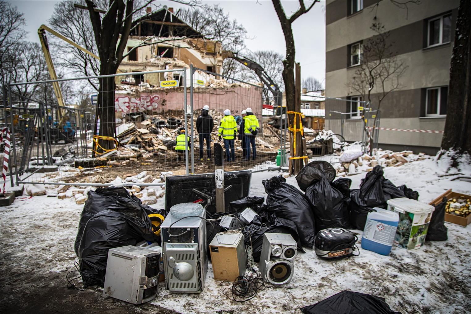 Pašvaldība nodrošina sprādzienā cietušās ēkas Melnsila sakopšanu un iedzīvotāju mantu iznešanu