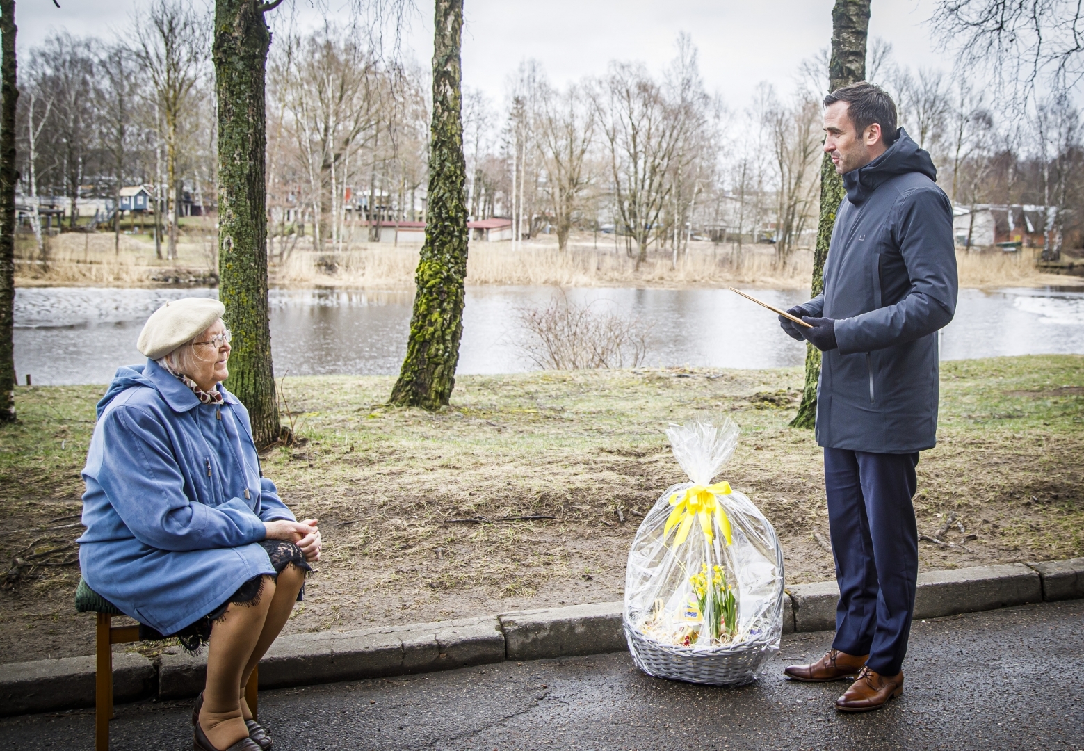 Rīgas domes priekšsēdētājs sveic skolotāju Valiju Rozīti 100 gadu jubilejā