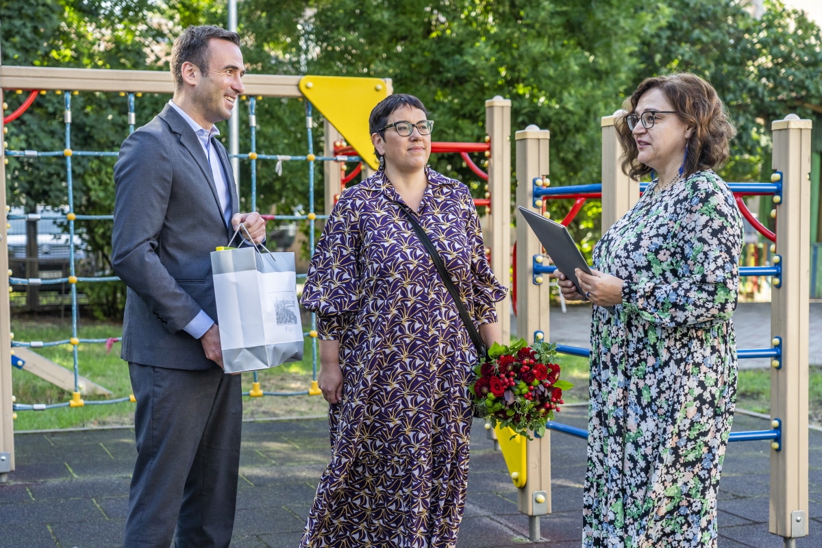 Rīgas domes priekšsēdētājs Mārtiņš Staķis, Izglītības, kultūras un sporta komitejas priekšsēdētāja Iveta Ratinīka unZiedoņdārza pirmsskolas vadītāja vietniece Tatjana Sļepņova