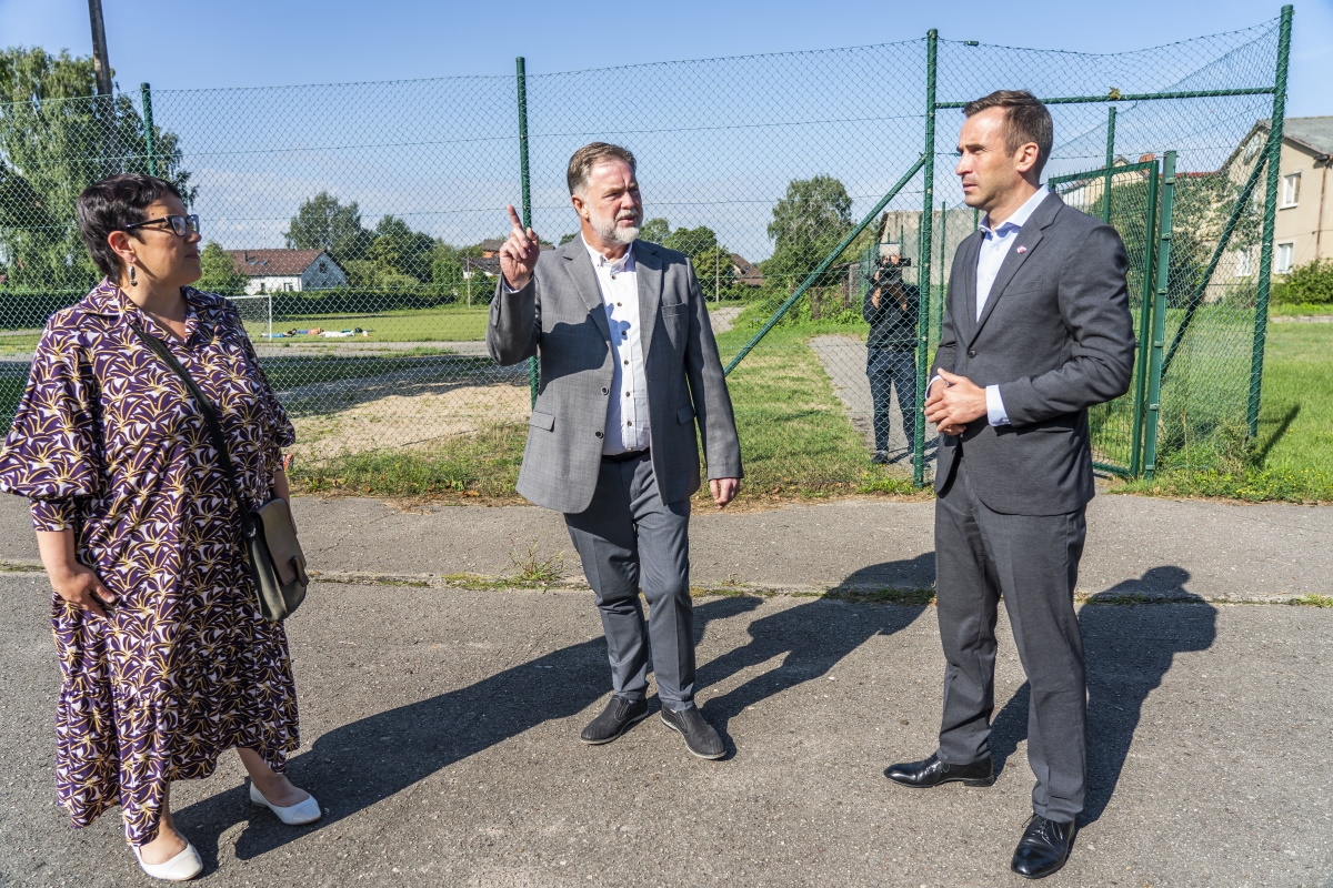 Rīgas 93. vidusskolas direktora vietnieks Arnis Kauķis, Izglītības, kultūras un sporta komitejas priekšsēdētāja Iveta Ratinīka un Rīgas domes priekšsēdētājs Mārtiņš Staķis