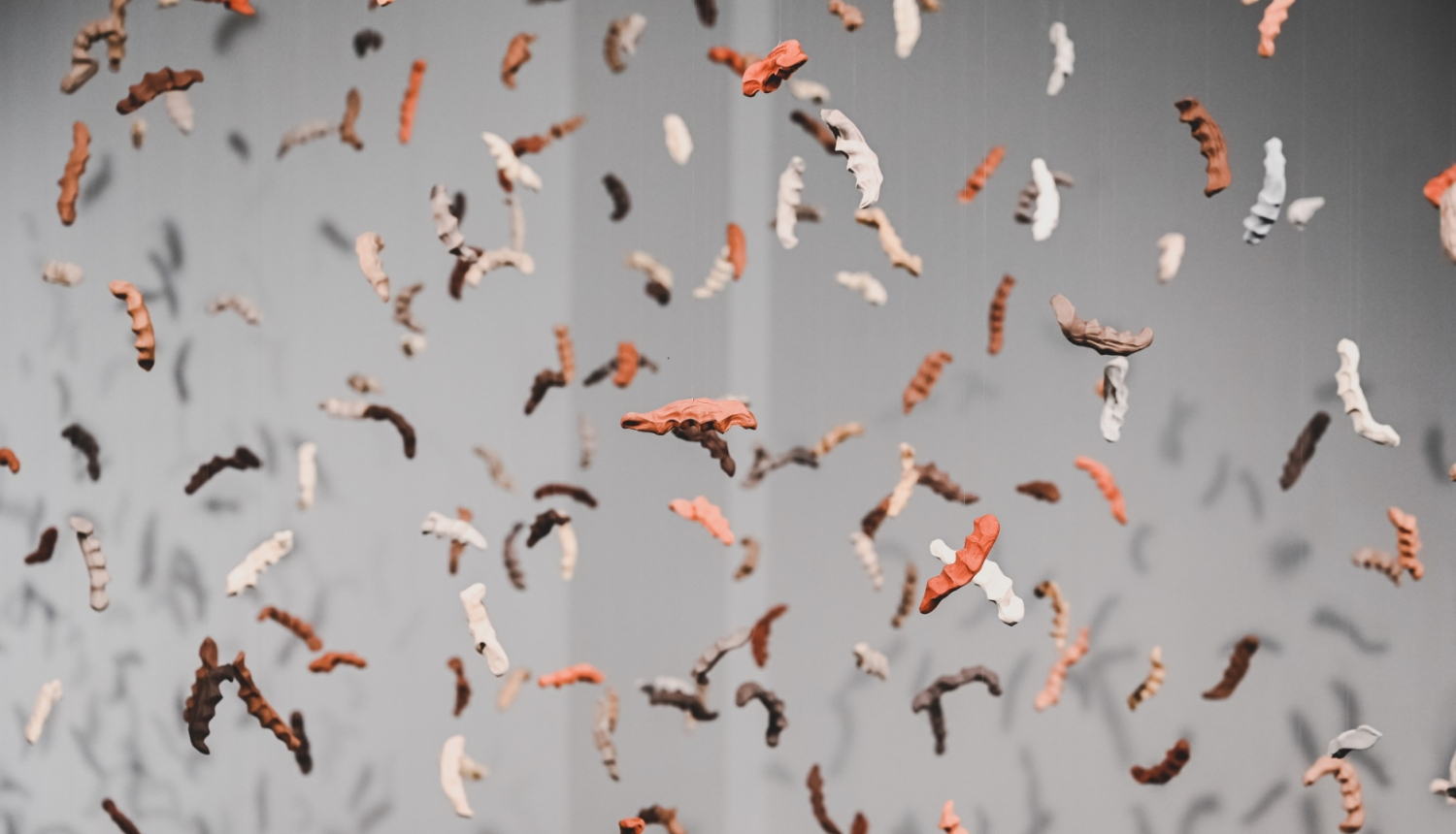 Porcelāna figuriņas karājas diegos