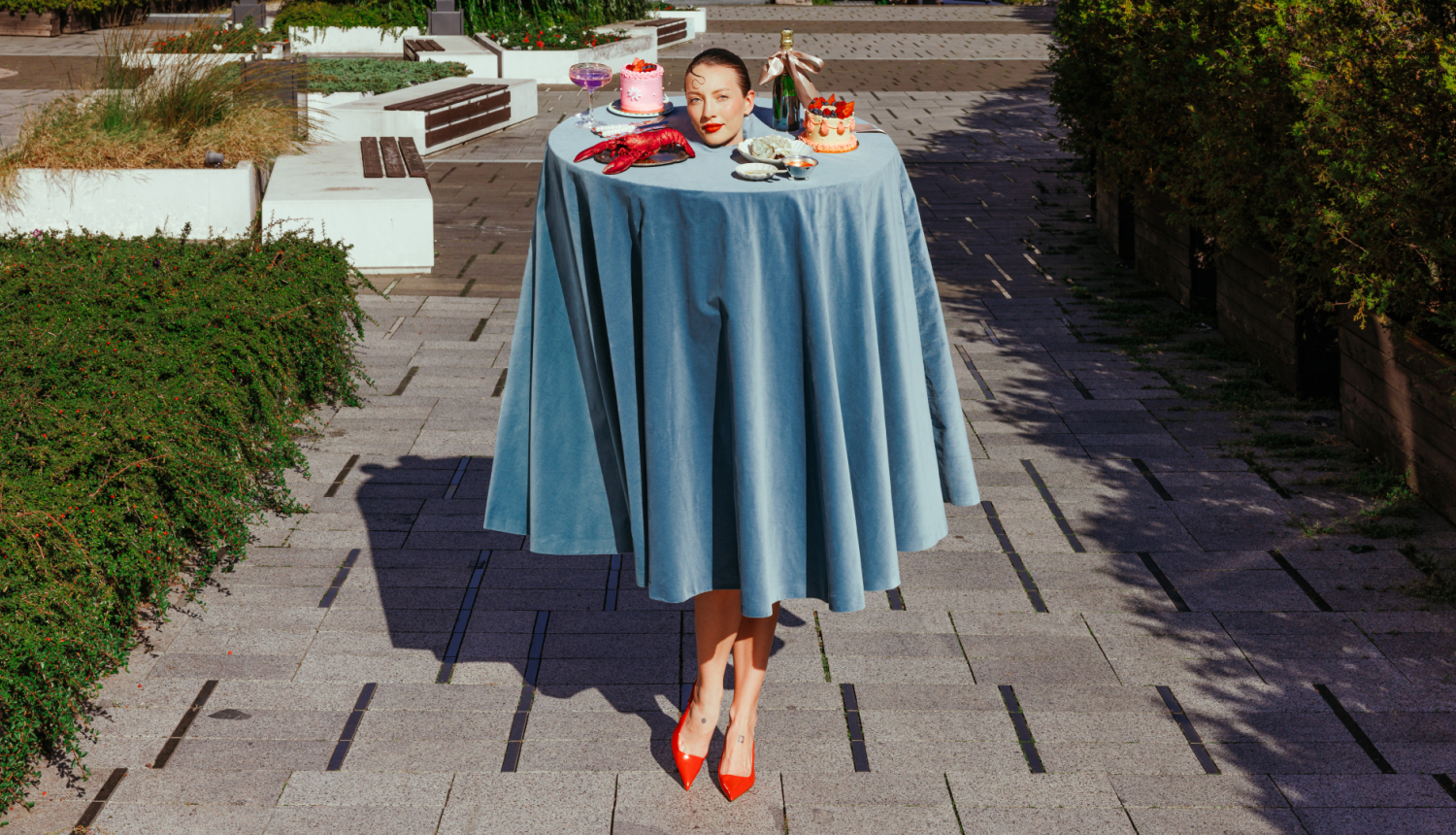 Rīgas restorānu nedēlas vizuālis galda vidū cilvēka galva