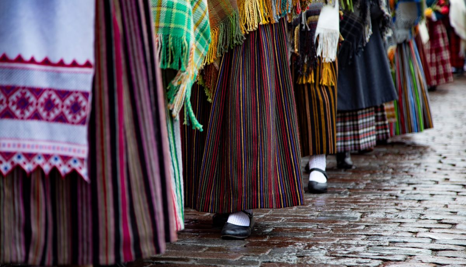 Cilvēki saģērbušies tautastērpos