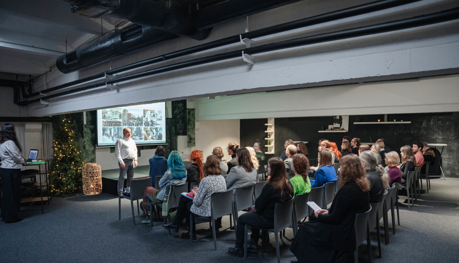 Cilveki piedalās seminārā