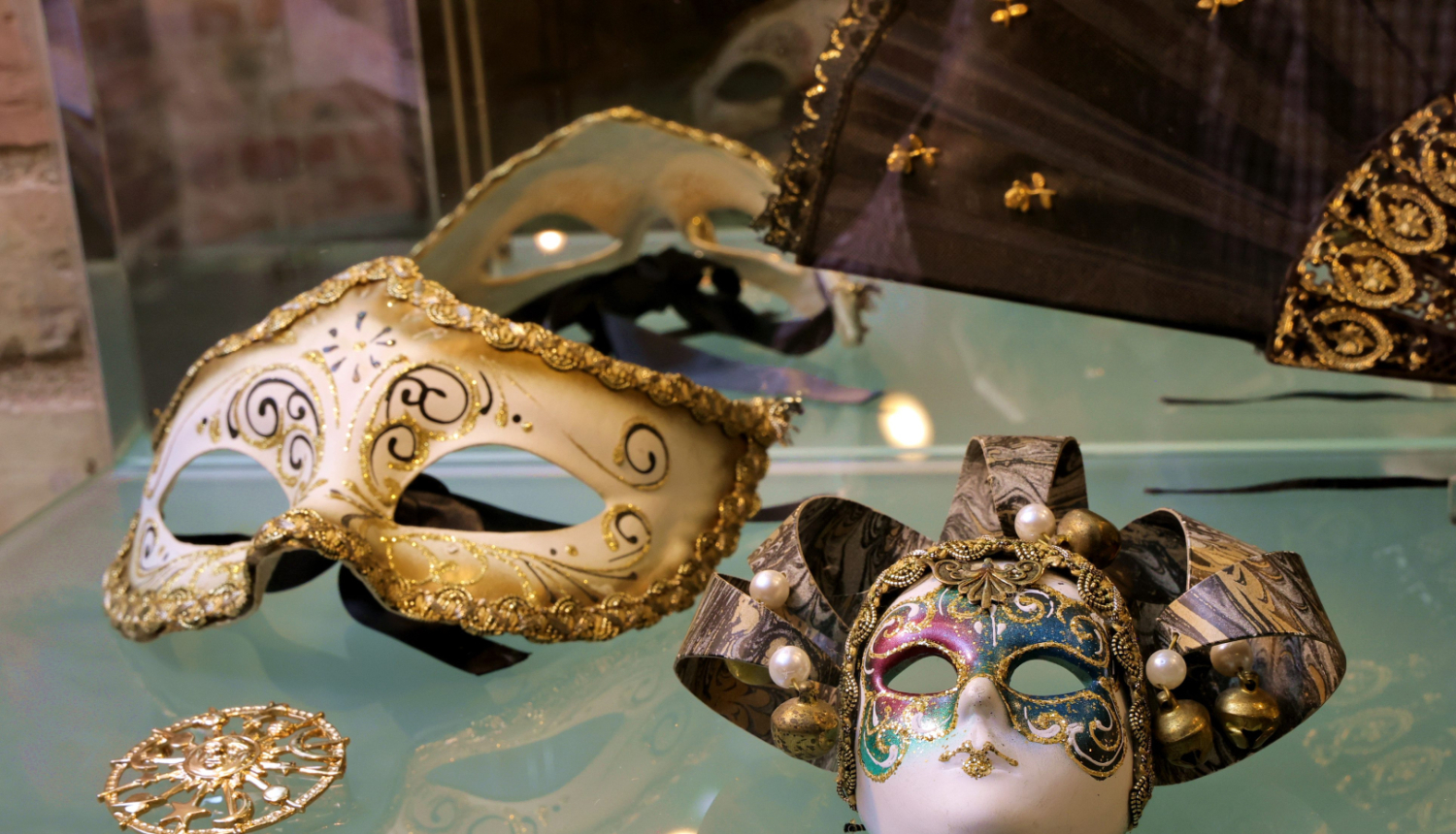Izstādes “Venēcijas atspulgi” eksponāts. Venēcijas karnevāla maska, āda, mežģīnes, zeltījums. Roku darbs.