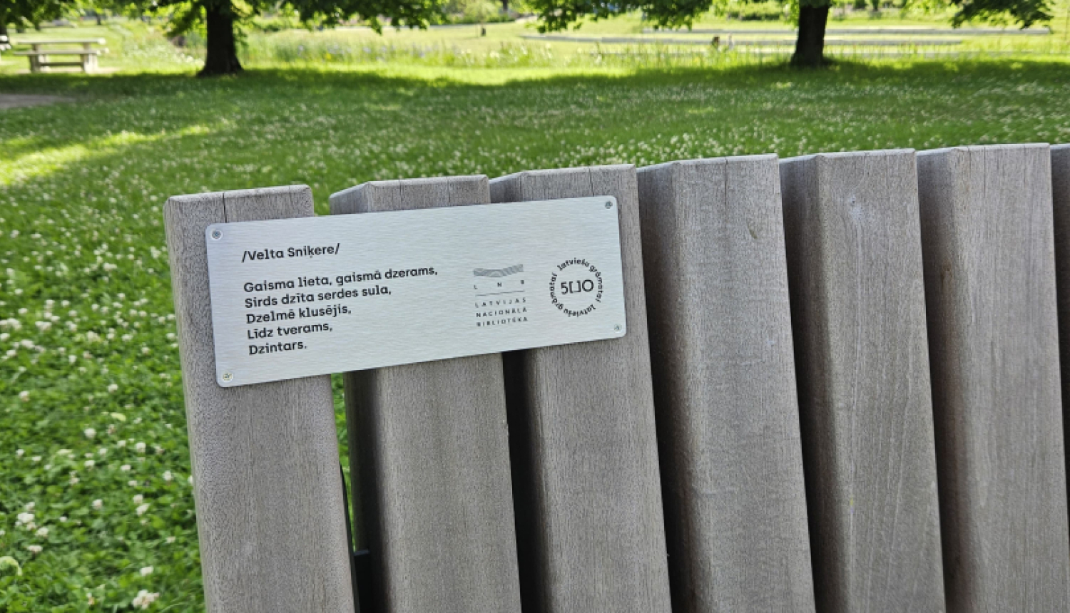 Soliņš ar uzrakstu