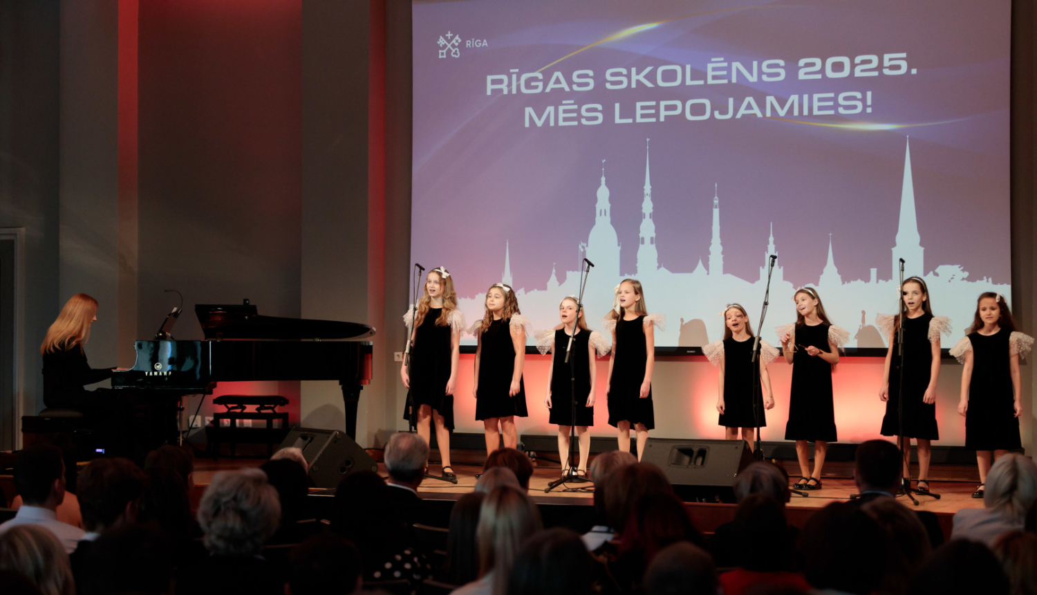 Bērni dzied pasākumā