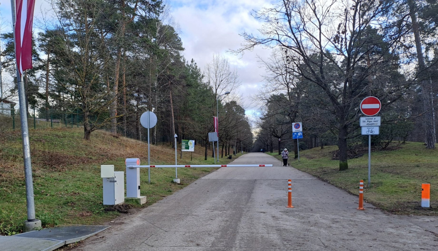 Barjera pirms iebraukšanas Mežaparka teritorijā