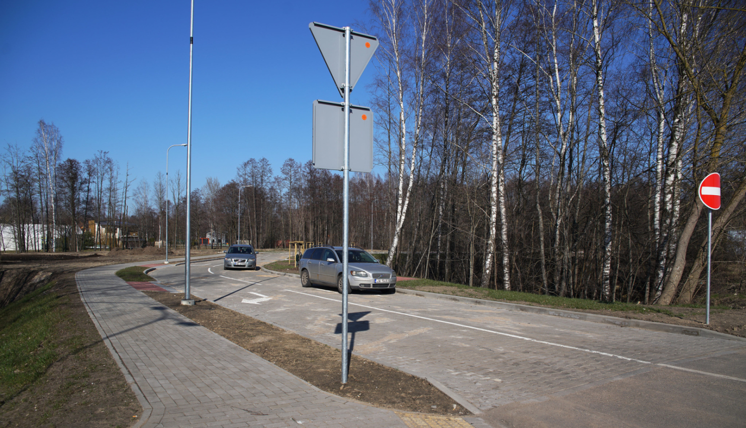 Iela, mašīnas brauc