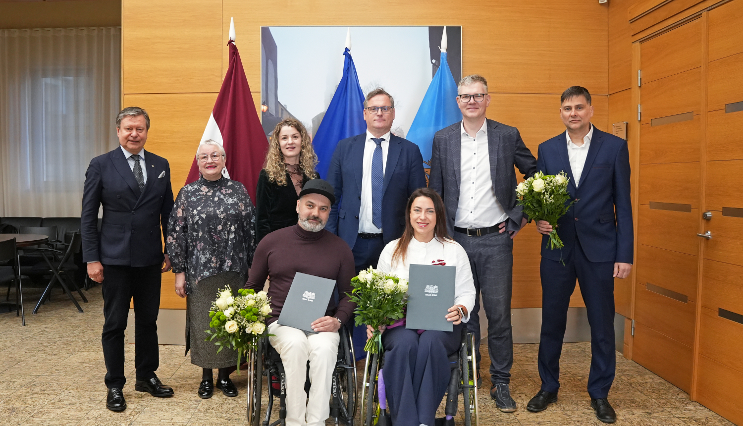 Rīgas domē sumināti bronzas medaļas ieguvēji ratiņkērlingā ziemas paralimpiskajās spēlēs