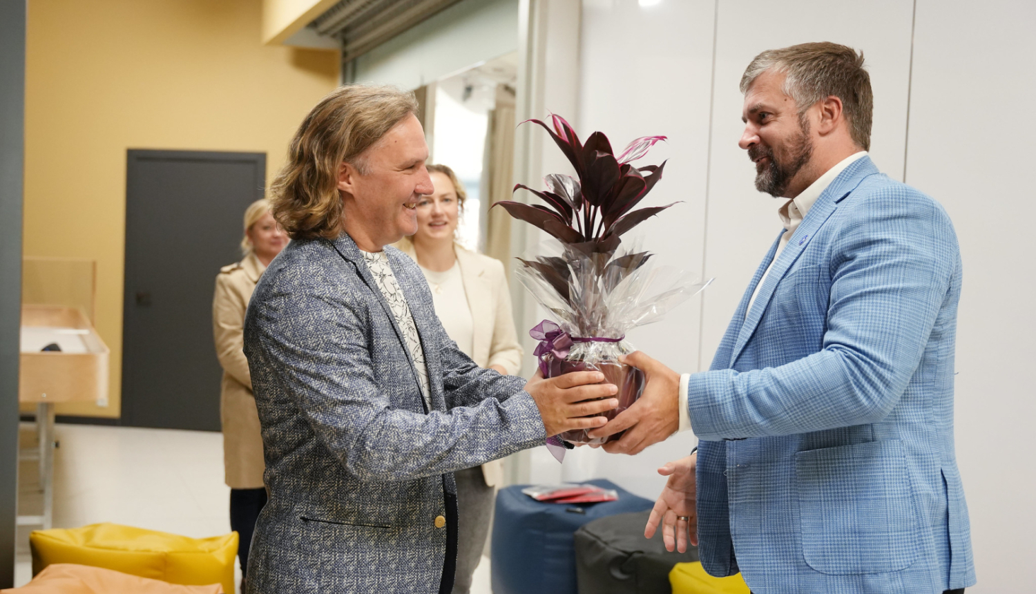 Pasniedz ziedus uzņemējam