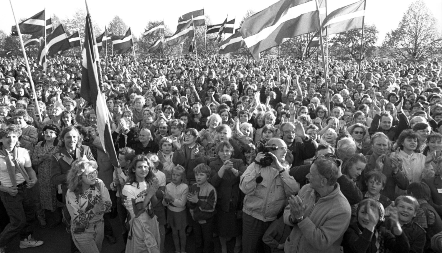 Tautas manifestācija Komjaunatnes krastmalā (tagad 11. novembra krastmala) pēc Latvijas PSR Augstākās Padomes deklarācijas Par Latvijas Republikas neatkarības atjaunošanu pieņemšanas Rīgā, 1990. gada 4. maijs, autors Boriss Koļesņikovs, Māris Bērsons_Latvijas Nacionālais arhīvs