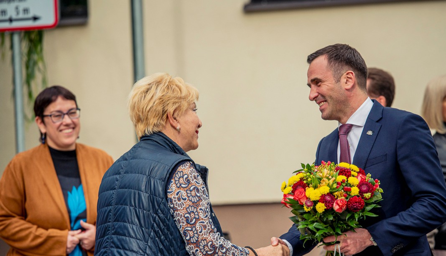 Mārtiņš Staķis sveic  skolas direktori