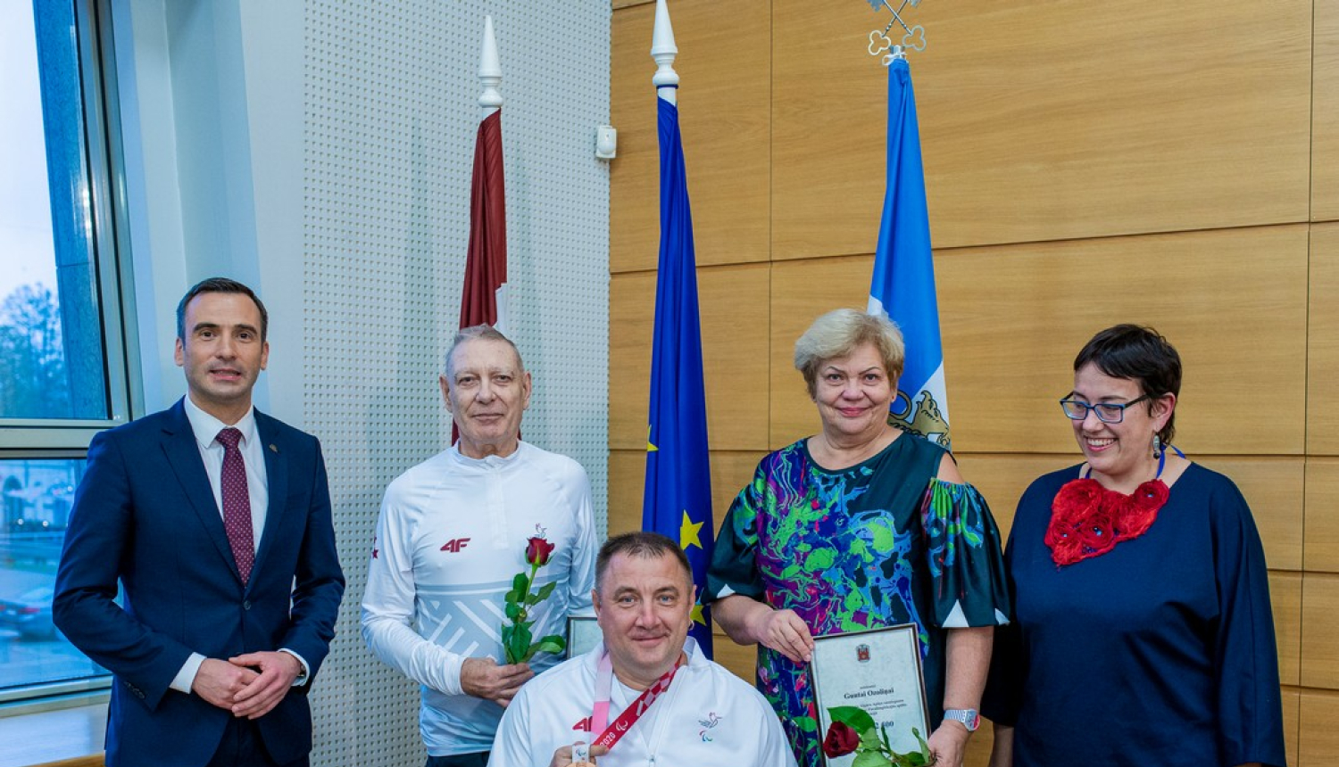Kopbilde ar domes vadību un sportistiem
