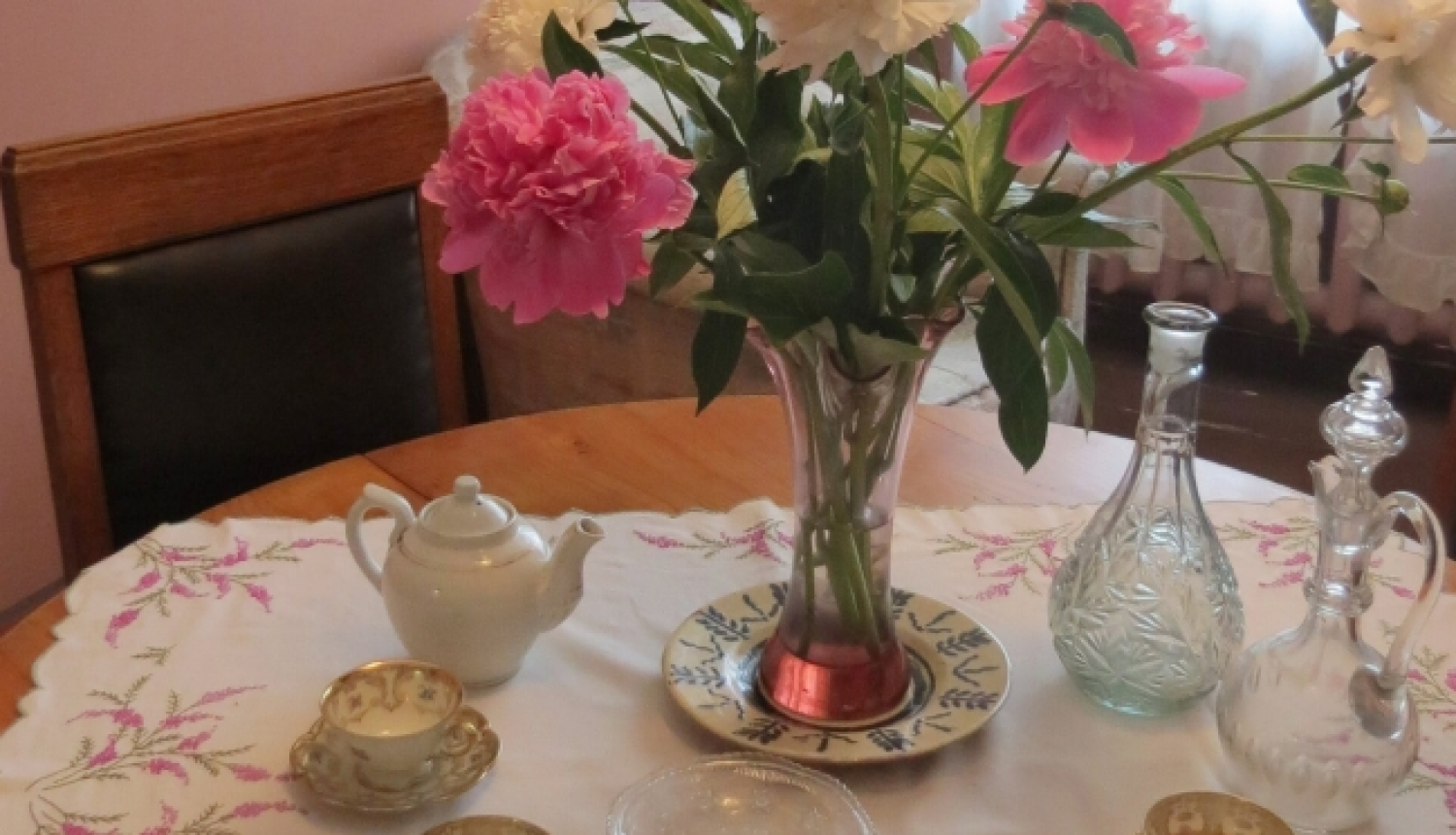 Aleksandra Čaka muzeja telpas galds ar servīzi