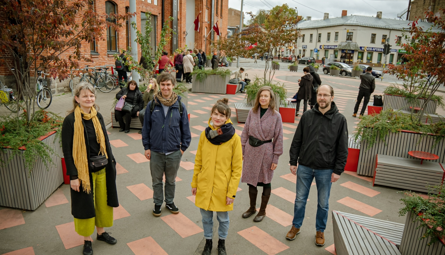 Cilvēki stāv Āgenskalna laukumā