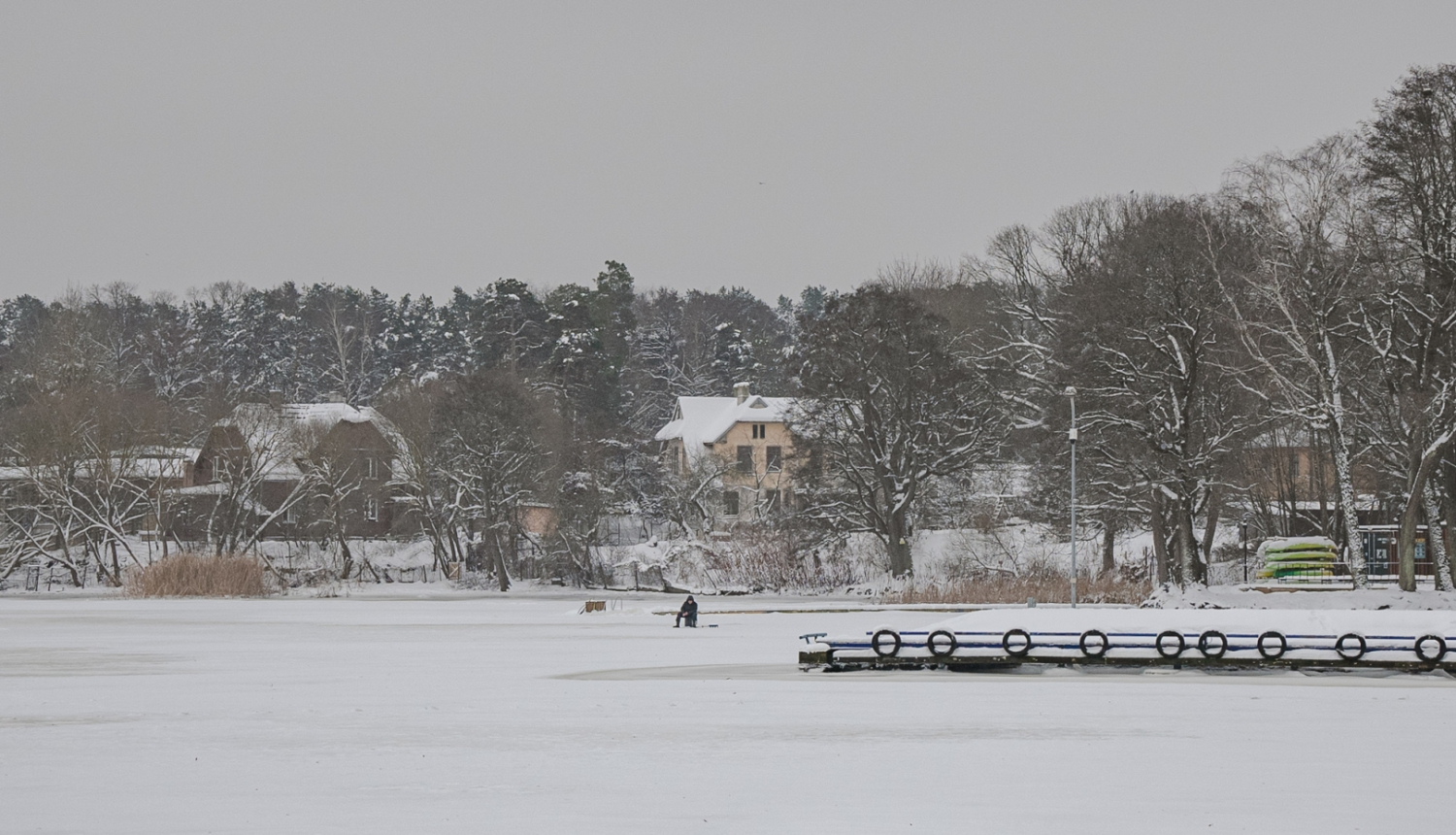 Aizsalis Ķīšezers un uz tā zemledus makšķernieks