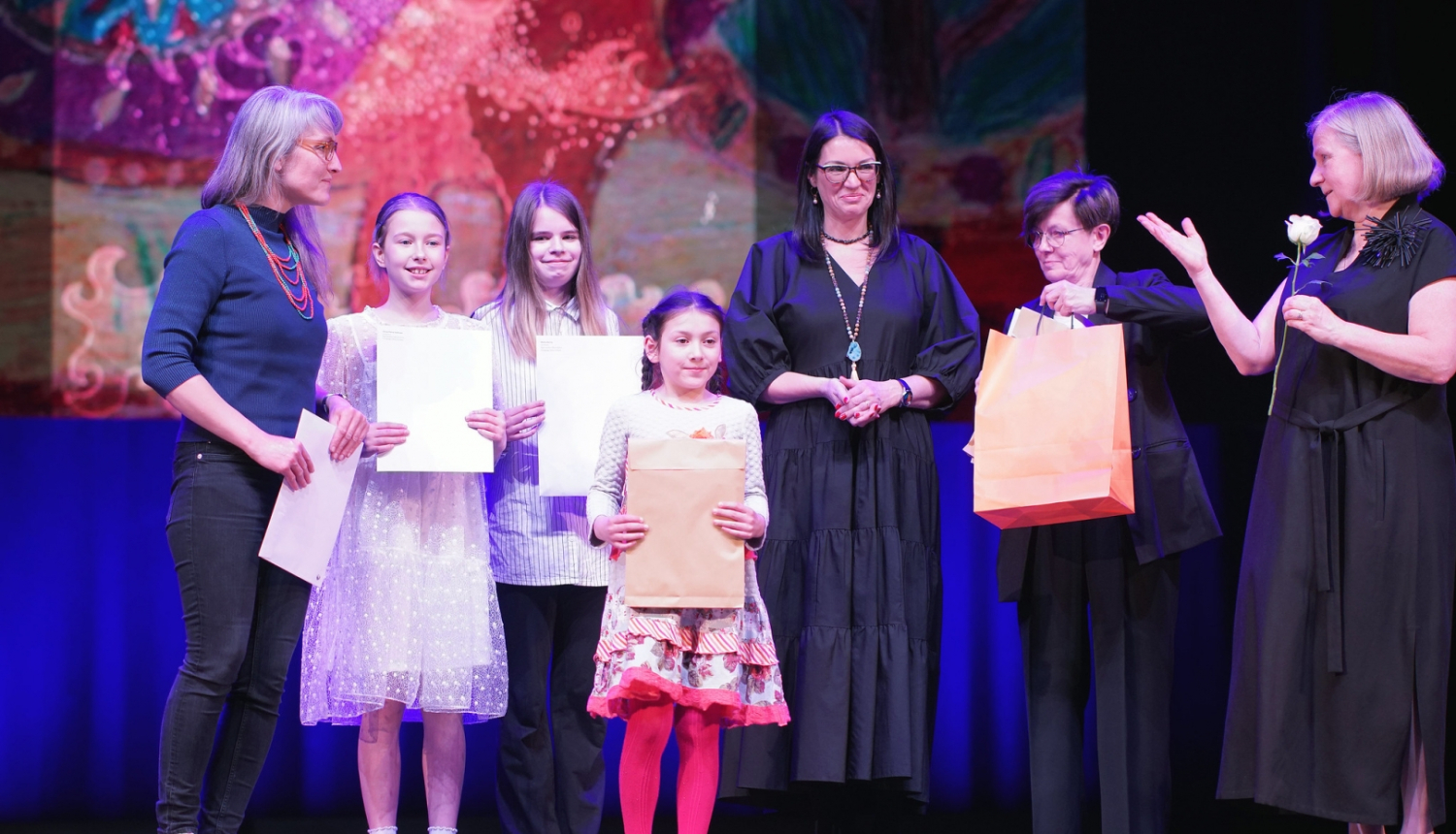 Apbalvo mākslas darbu konkursa “Saules ritmi” 2.kārtas dalībniekus