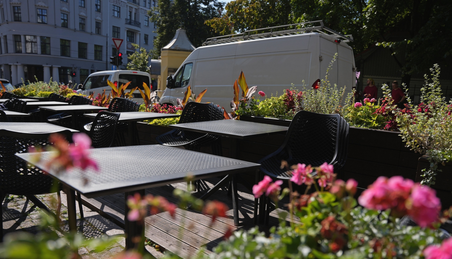 Āra kefejnīcas galdiņi