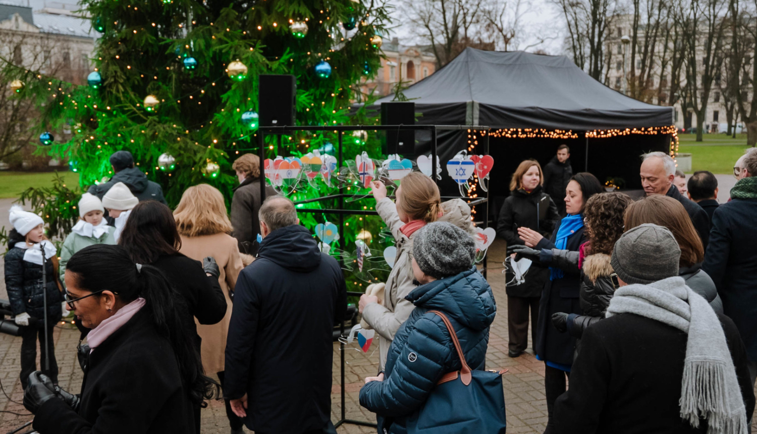 Rīgas mērs Viesturs Kleinbergs un Latvijā rezidējošie ārvalstu vēstnieki rotā eglīti