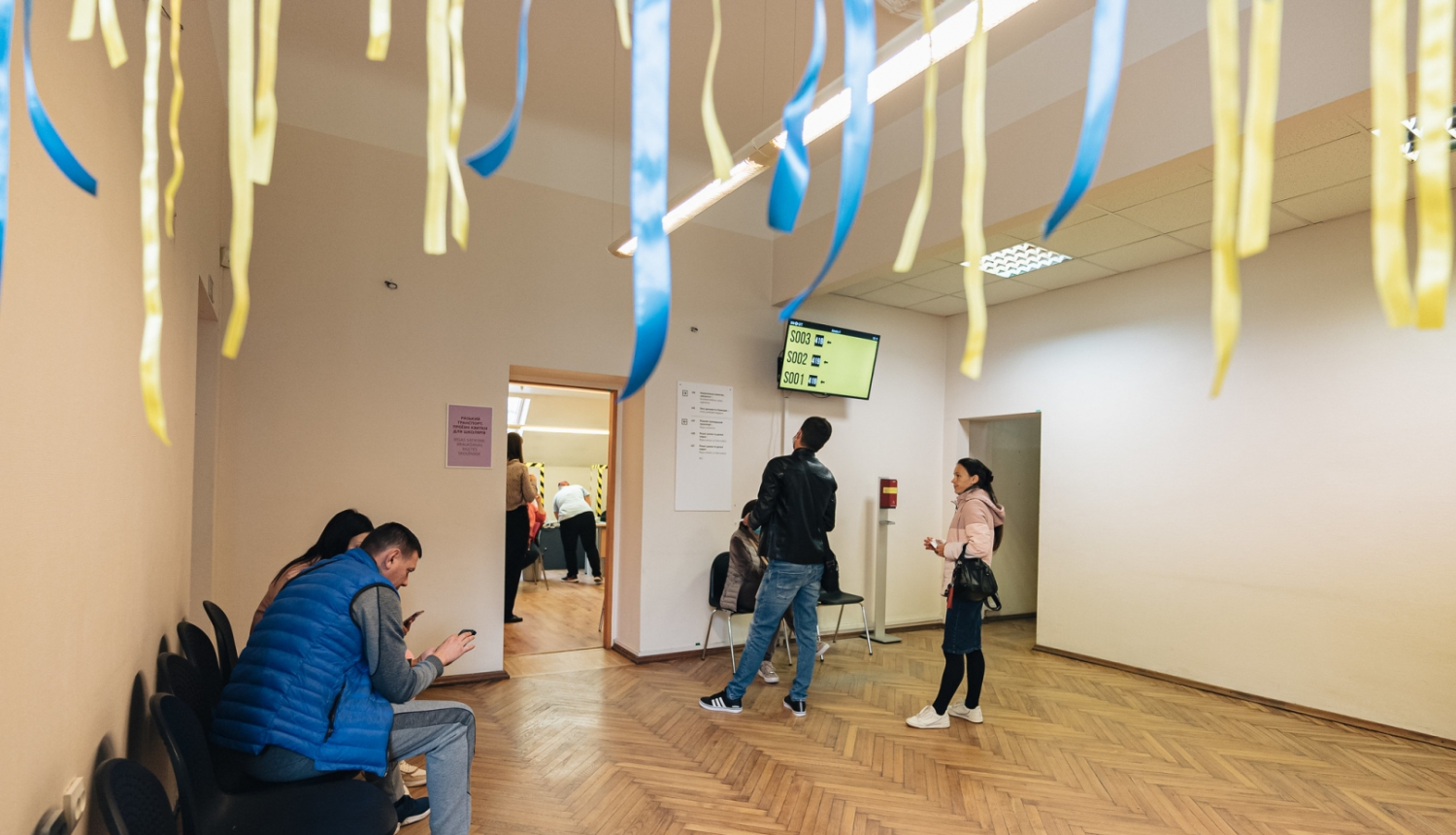 Cilvēki gaida rindā